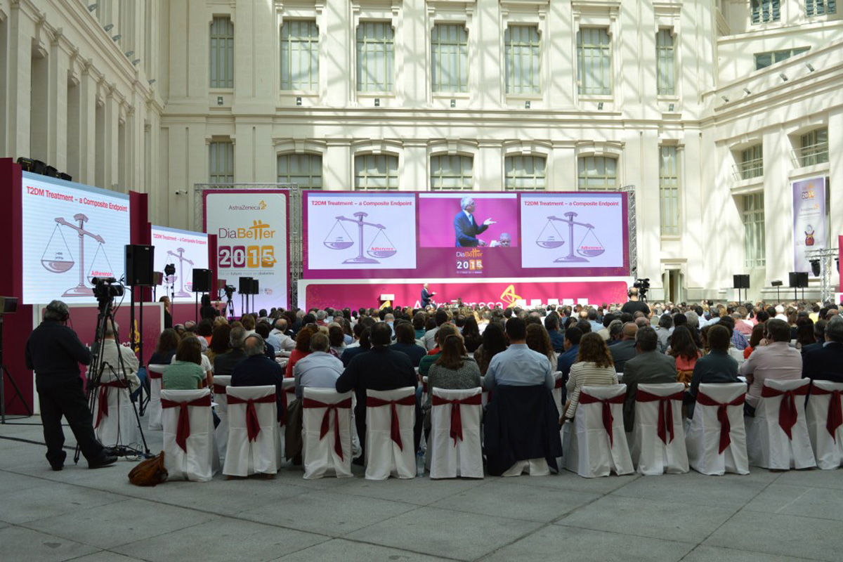 Foto del patio del Palacio Cibeles de Madrid con un evento corporativo