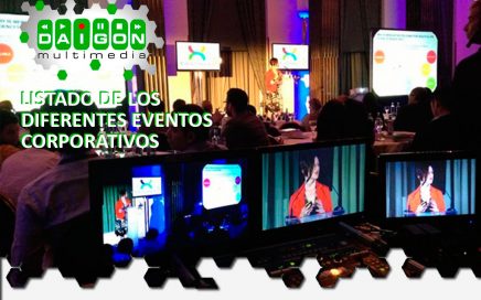 Foto de la zona de producción de un evento, con multi pantallas, un realizador, una mesa de sonido y todo frente a un escenario también con pantallas donde se está llevando a cabo la presentación de un evento corporativo retransmitido en streaming en Madrid
