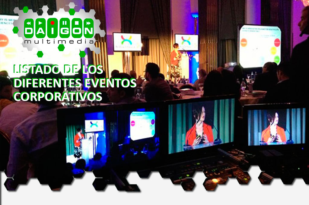 Foto de la zona de producción de un evento, con multi pantallas, un realizador, una mesa de sonido y todo frente a un escenario también con pantallas donde se está llevando a cabo la presentación de un evento corporativo retransmitido en streaming en Madrid