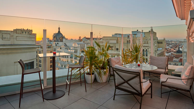 Terraza del hotel Hyatt Centric Gran Vía en Madrid, perfecto para eventos corporativos en verano
